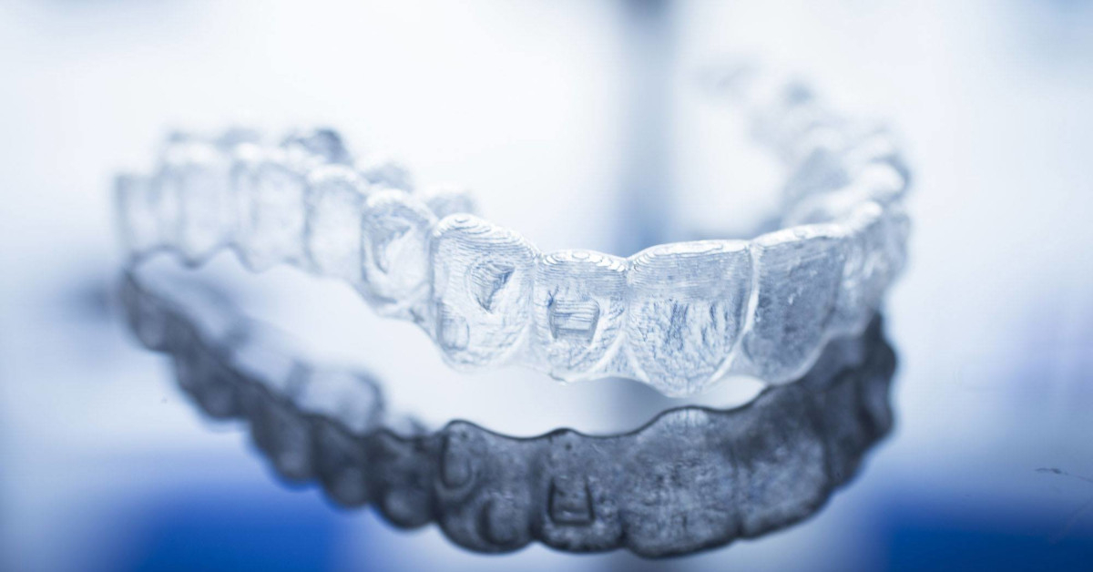 Khay niềng Invisalign sử dụng chất liệu nhựa an toàn với cơ thể